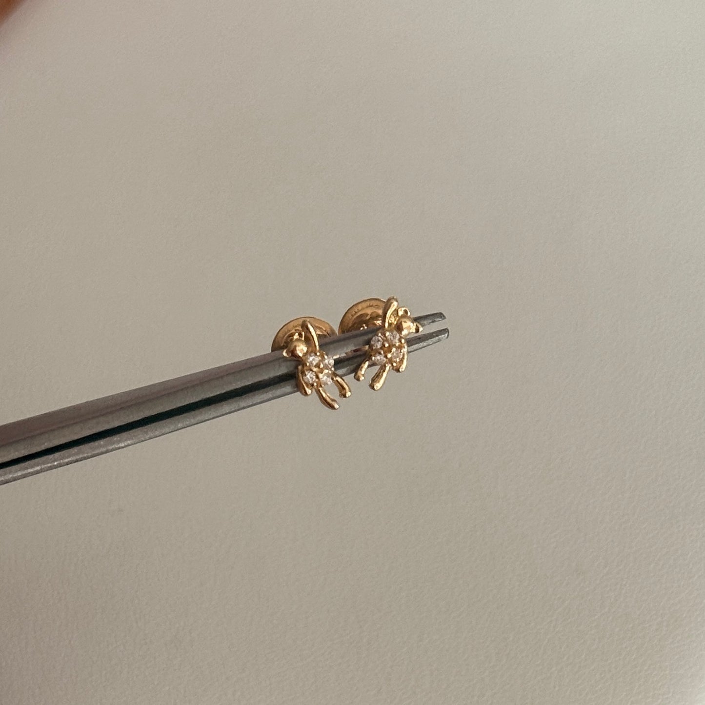 TOPOS OSO MANO ALZADA CIRCONES BLANCOS ORO AMARILLO 18K - 0,68GR