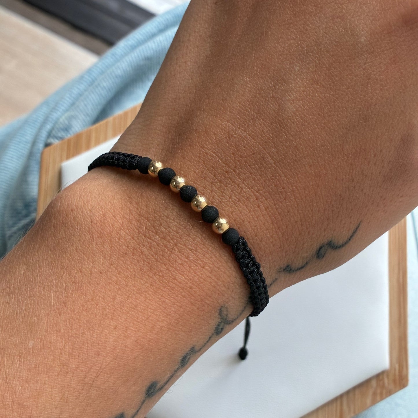 PULSERA HILO NEGRO 4 BOLAS LISAS 4M ORO AMARILLO 18K - 0,36GR