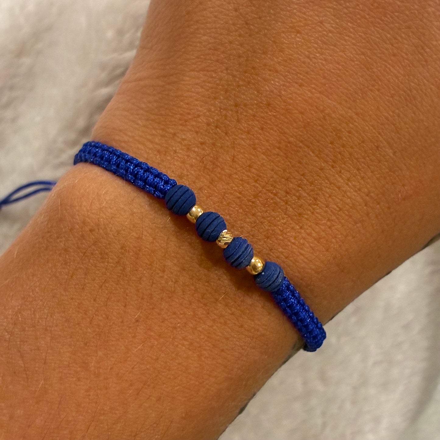 DARK BLUE THREAD BRACELET WITH 3 SMOOTH/DIAMOND 3MM BEADS IN 18K YELLOW GOLD - 0.15GR