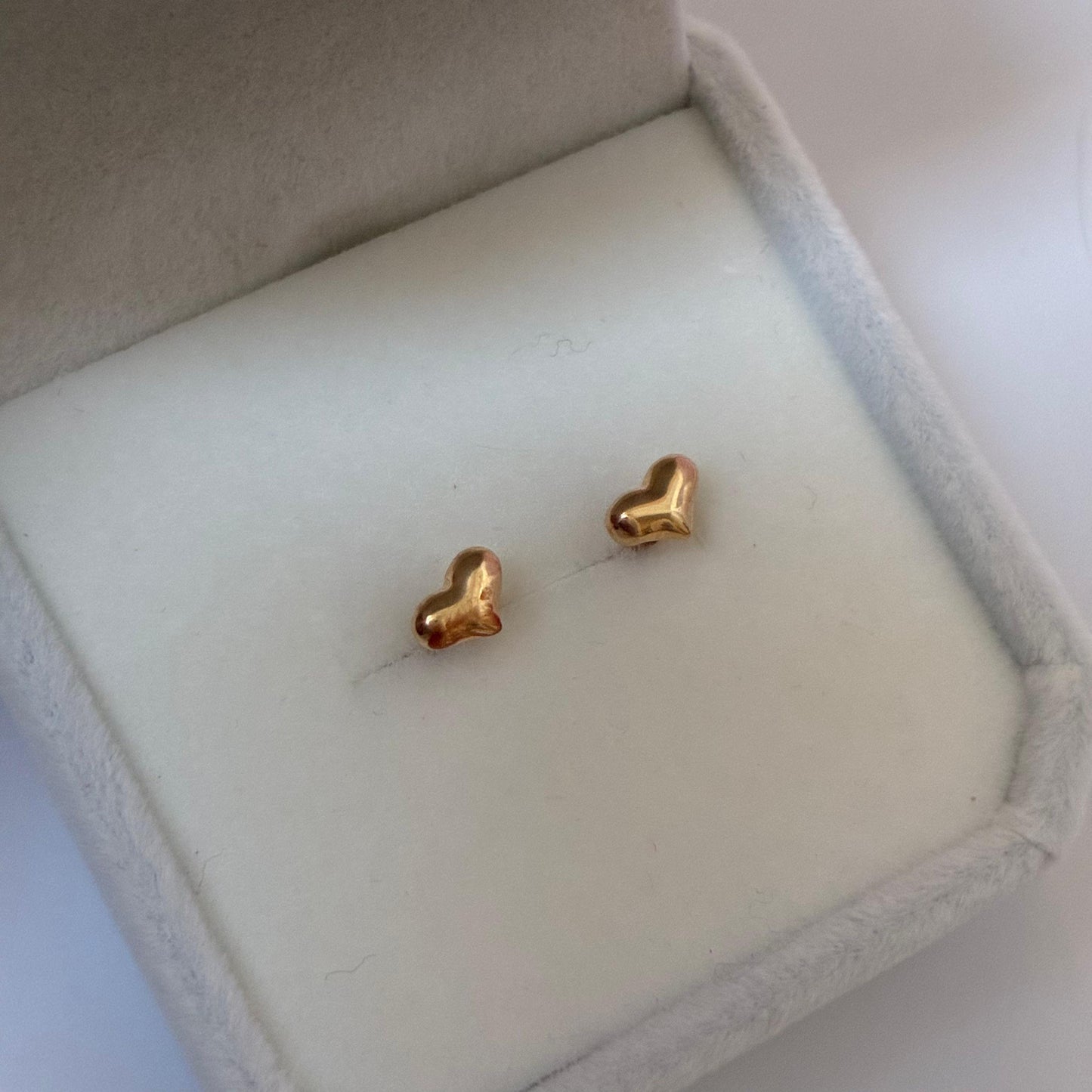 6MM PLAIN HEART STUDS IN 18K YELLOW GOLD - 0.53GR