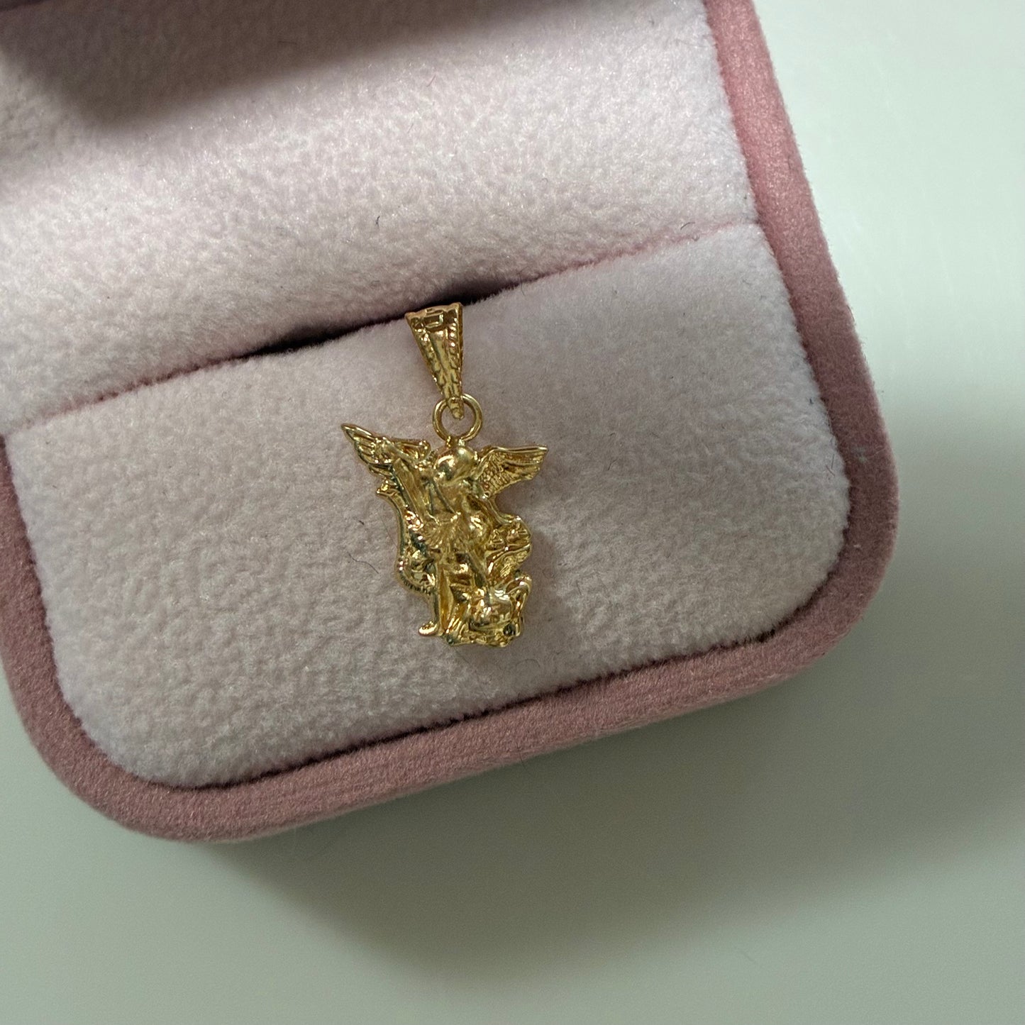 ST. MICHAEL THE ARCHANGEL SILHOUETTE PENDANT 1.8CM 18K YELLOW GOLD - 0.56GR