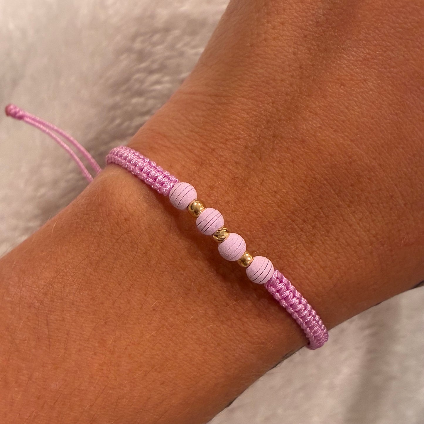 PURPLE LILAC THREAD BRACELET WITH 3 SMOOTH/ DIAMOND-CUT 3MM BEADS IN 18K YELLOW GOLD - 0.15GR