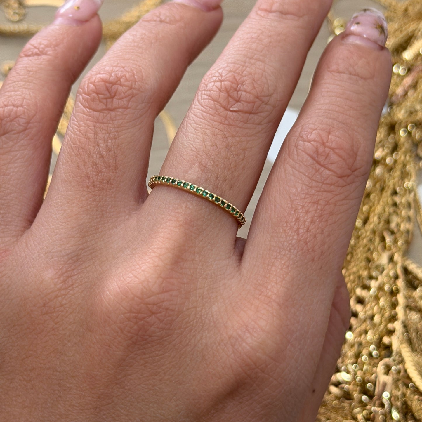 ANILLO LINEA PIEDRAS VERDES ORO AMARILLO 18K - TALLA 7 1,0GR