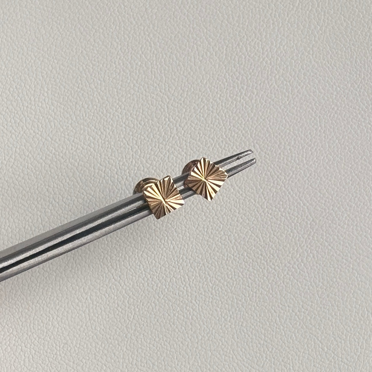 TOPOS CUADRADOS DIAMANTADOS ORO AMARILLO 18K - 0,56GR
