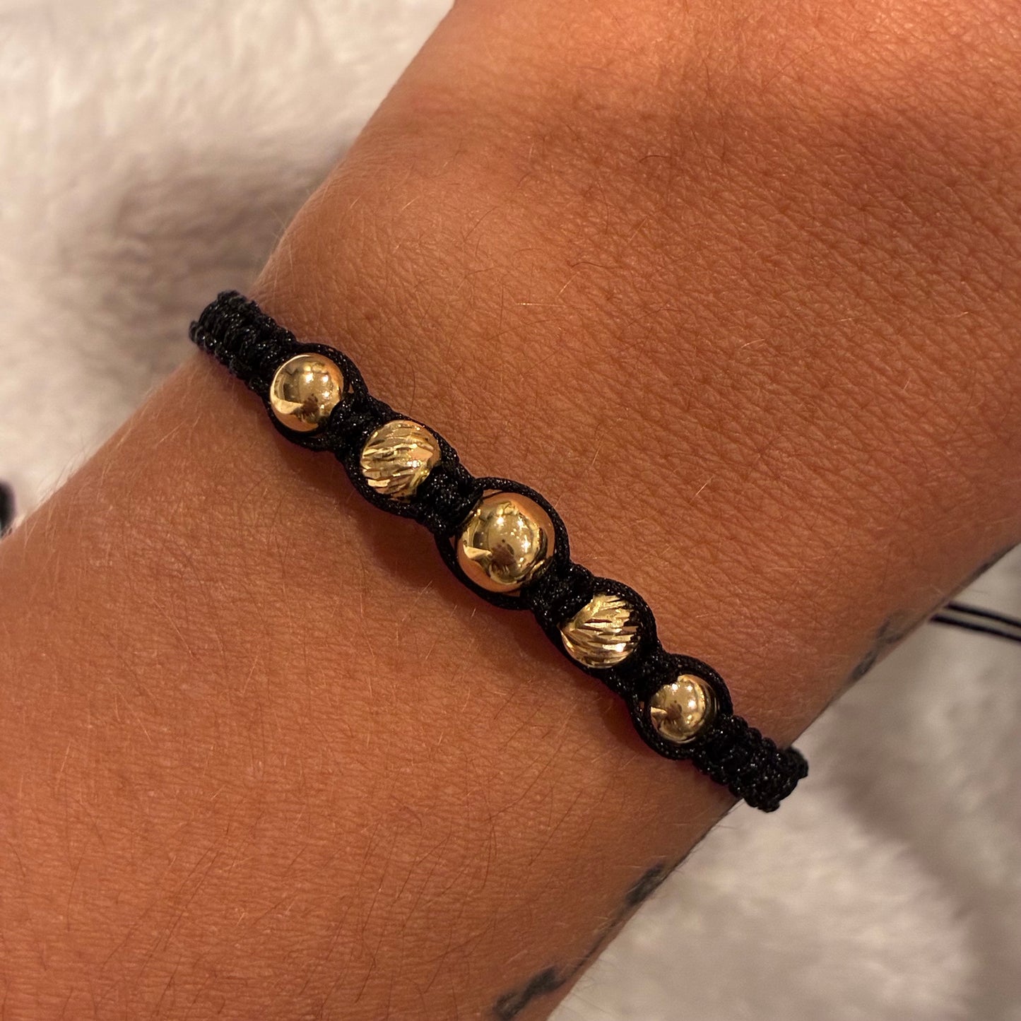 BLACK THREAD BRACELET WITH 5 BEADS 6MM/5MM, PLAIN AND DIAMOND-CUT, 18K YELLOW GOLD - 0.65GR