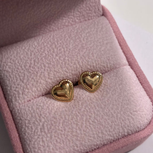 18K YELLOW GOLD PLAIN AND EDGE HEART STUDS - 0.69GR