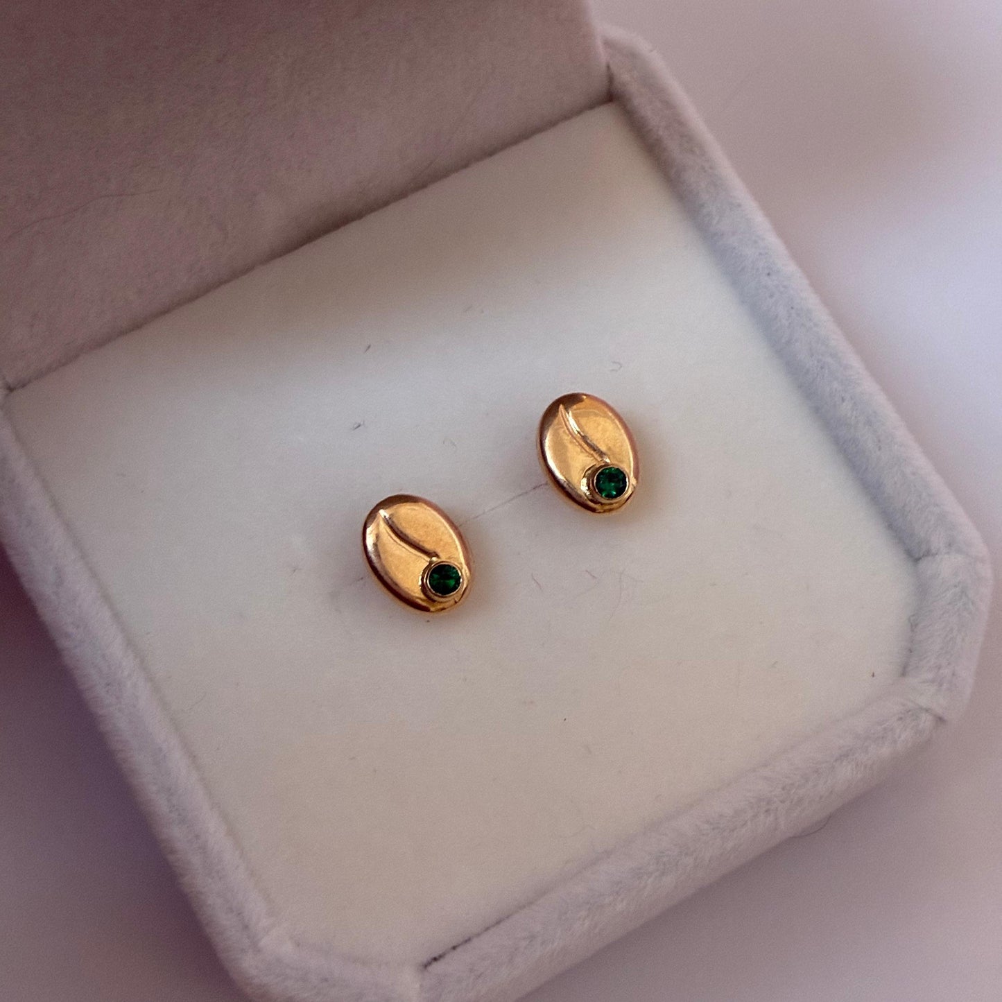 TOPOS GRANO DE CAFE LISO CON PIEDRA VERDE 7MM ORO AMARILLO COL 18K - 0,77GR