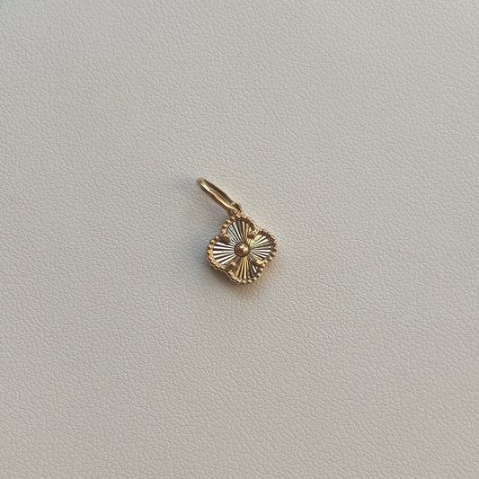 1.7CM 18K YELLOW GOLD DIAMOND CLOVER PENDANT - 1.45GR