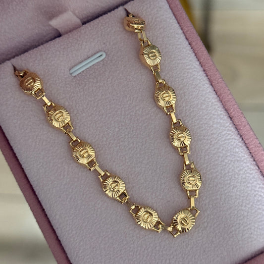 PULSO RUSTICO DIAMANTADO SIMBOLOS 6MM ORO AMARILLO 18K 19CM - 5,06GR
