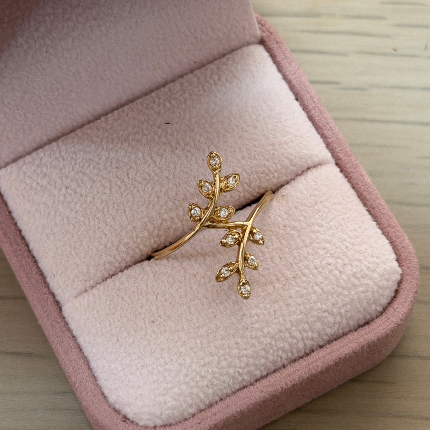INTERTWINED LEAF RING WITH WHITE STONES IN 18K YELLOW GOLD - SIZE 8 1.68GR