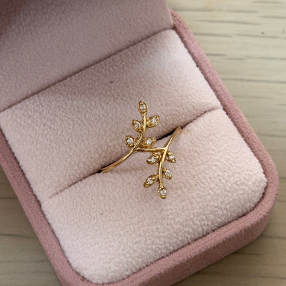 INTERTWINED LEAF RING WITH WHITE STONES IN 18K YELLOW GOLD - SIZE 8 1.68GR