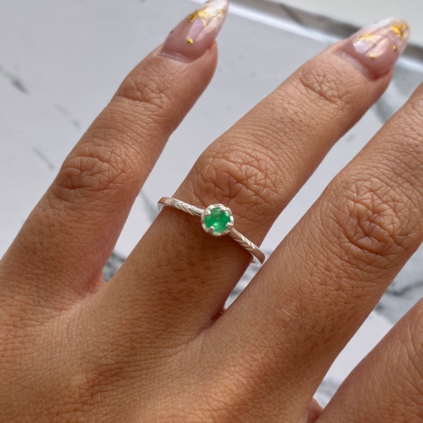 PLAIN SOLITAIRE RING 925 SILVER + NATURAL EMERALD SIZE 8.5