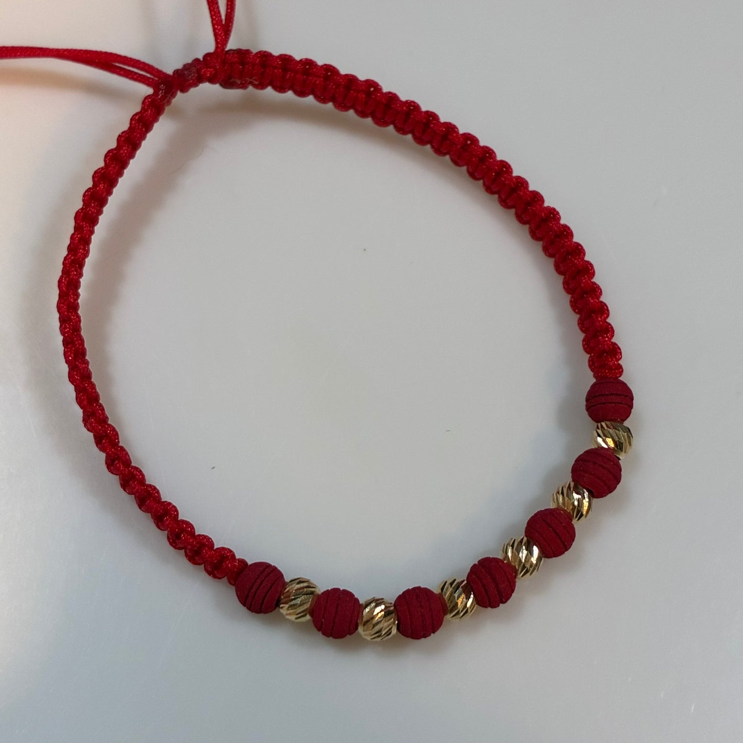 RED THREAD BRACELET WITH 6 DIAMOND-CUT BEADS 4MM 18K YELLOW GOLD - 0.7GR
