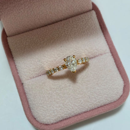 ANILLO SOLITARIO MOISSANITAS BLANCAS GOTA + LATERALES 2MM 1,0QTS ORO AMARILLO COL 18K TALLA 7 - 2,84GR