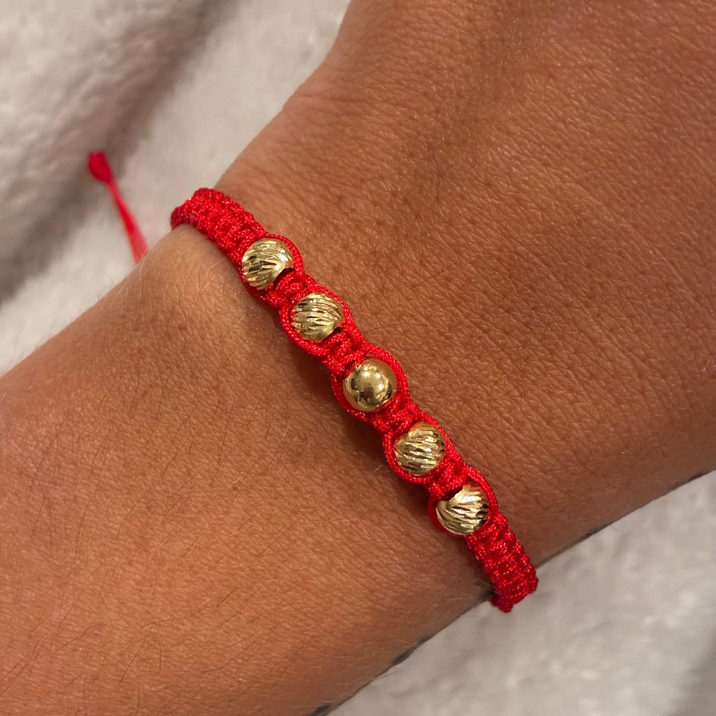 RED THREAD BRACELET 5 BEADS 5MM PLAIN/ DIAMOND CUT 18K YELLOW GOLD - 0.5GR