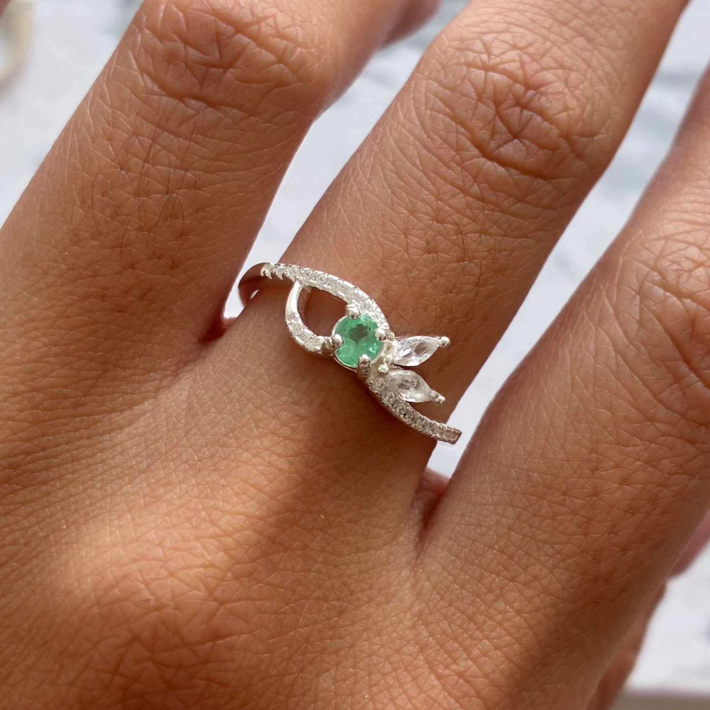 INTERTWINED FLOWER RING WITH WHITE STONES, 925 SILVER + NATURAL EMERALD, SIZE 8