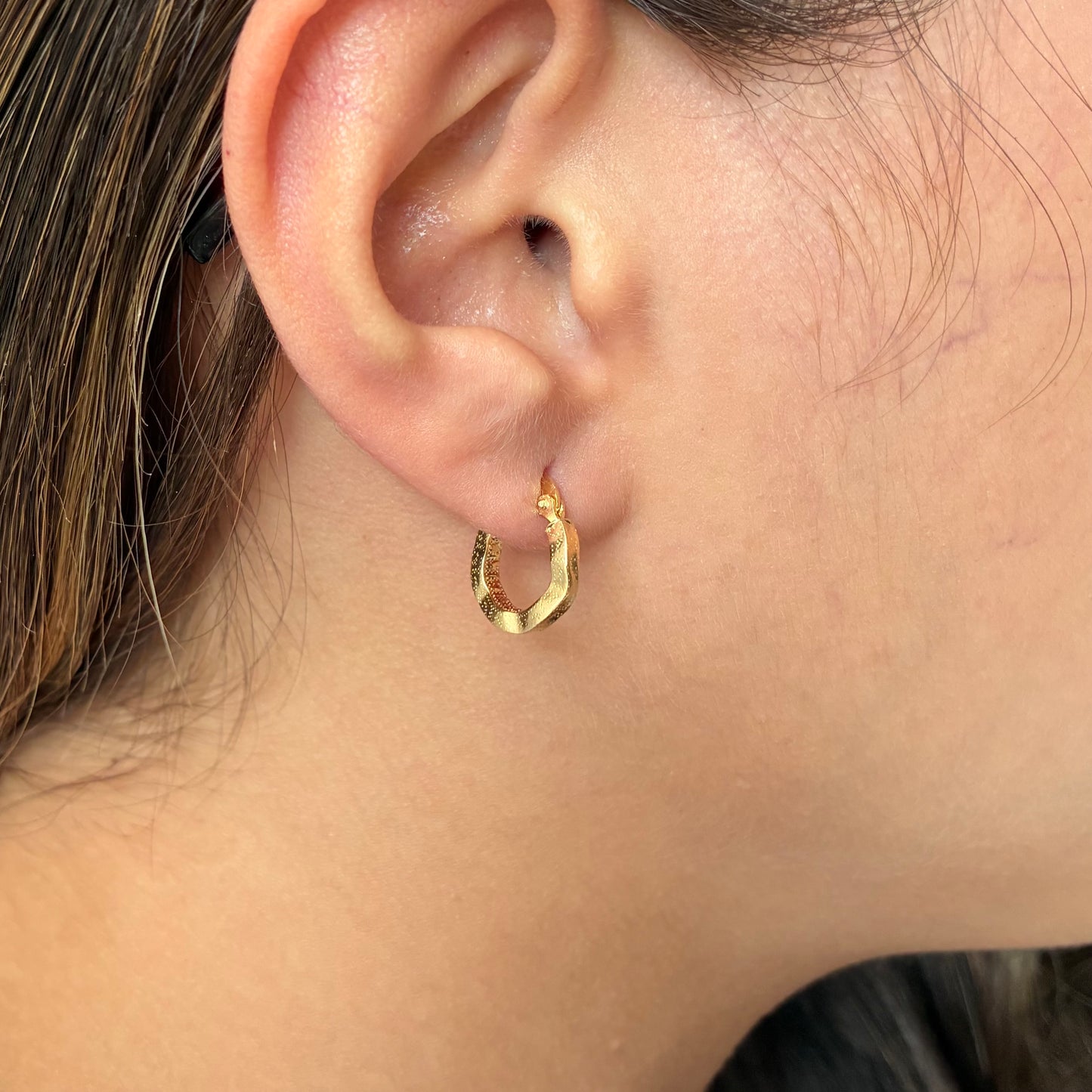 CANDONGAS ONDULADAS DIAMANTADAS 0.9CM ORO AMARILLO 18K - 1,16GR