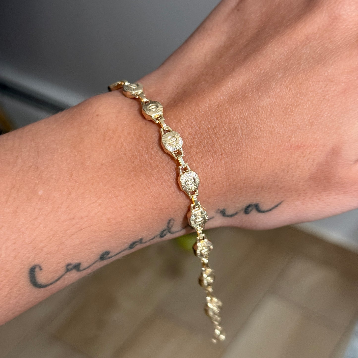 PULSO RUSTICO DIAMANTADO SIMBOLOS 6MM ORO AMARILLO 18K 19CM - 5,06GR