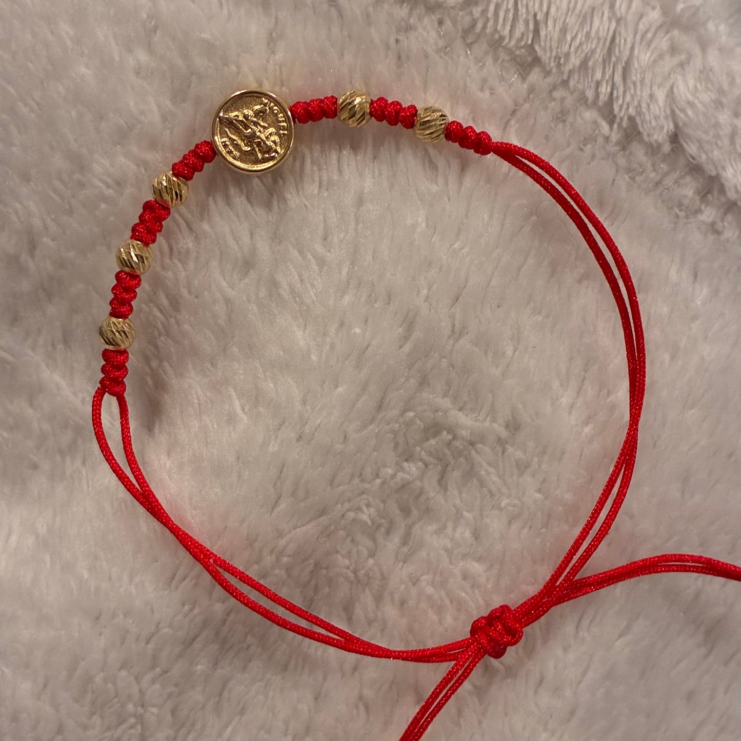 RED THREAD BRACELET WITH 7 KNOTS, SAINT MICHAEL THE ARCHANGEL CHARM + 5 DIAMOND-CUT BEADS 4MM 18K YELLOW GOLD - 0.82GR