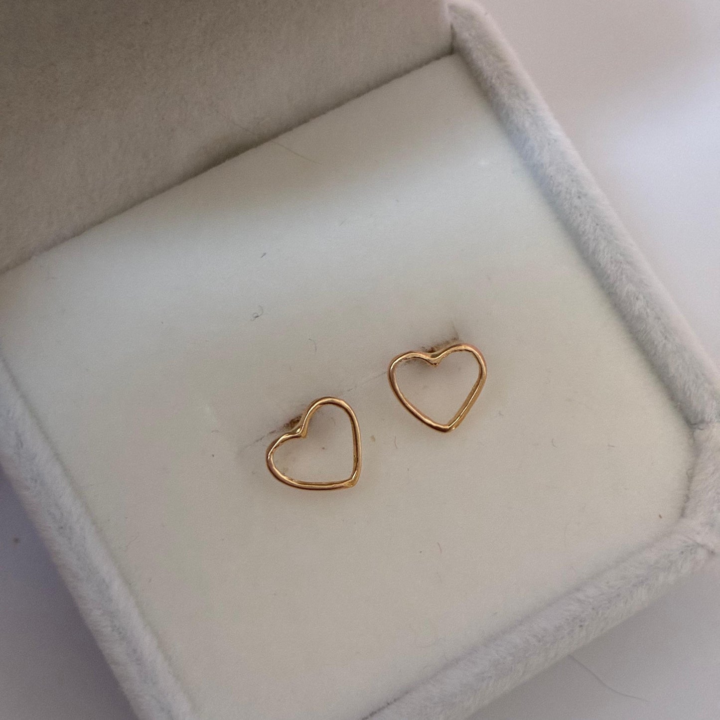 HEART-SHAPED STUDS, SMOOTH SILHOUETTE, YELLOW GOLD, 18K COLOR - 0.62GR