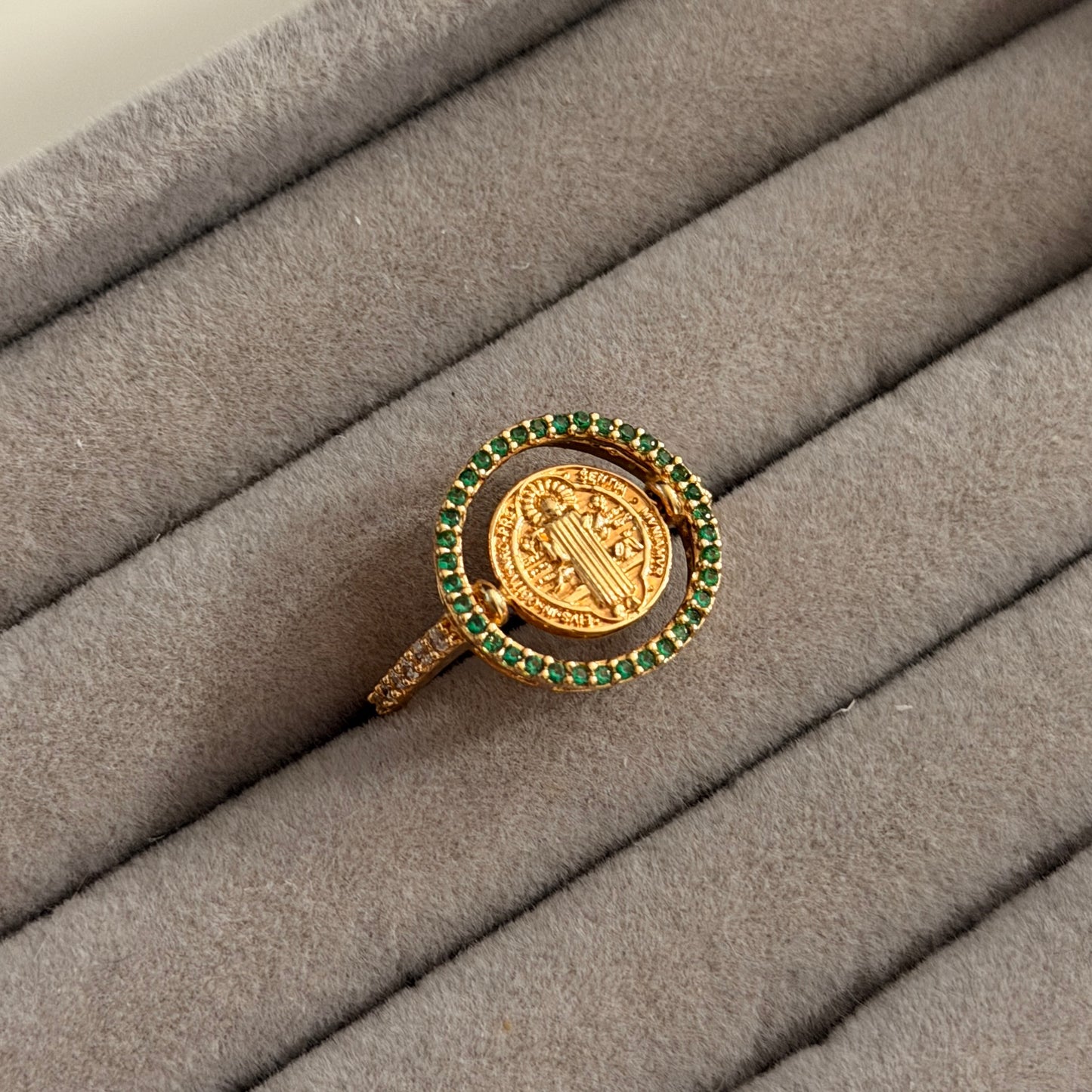 ANILLO SAN BENITO + CIRCULO PIEDRAS BLANCAS Y VERDES ORO AMARILLO COL 18K TALLA 7 - 3,45GR