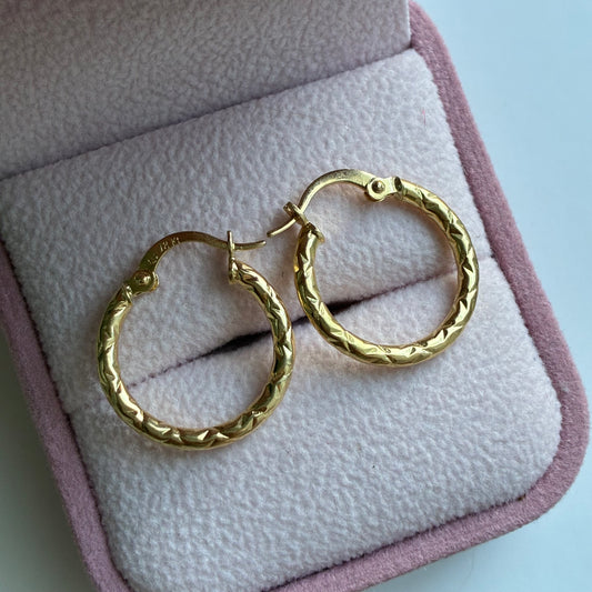 STRIPED PYRAMID STYLE HOOP EARRINGS 1.4CM 18K YELLOW GOLD - 1.34GR