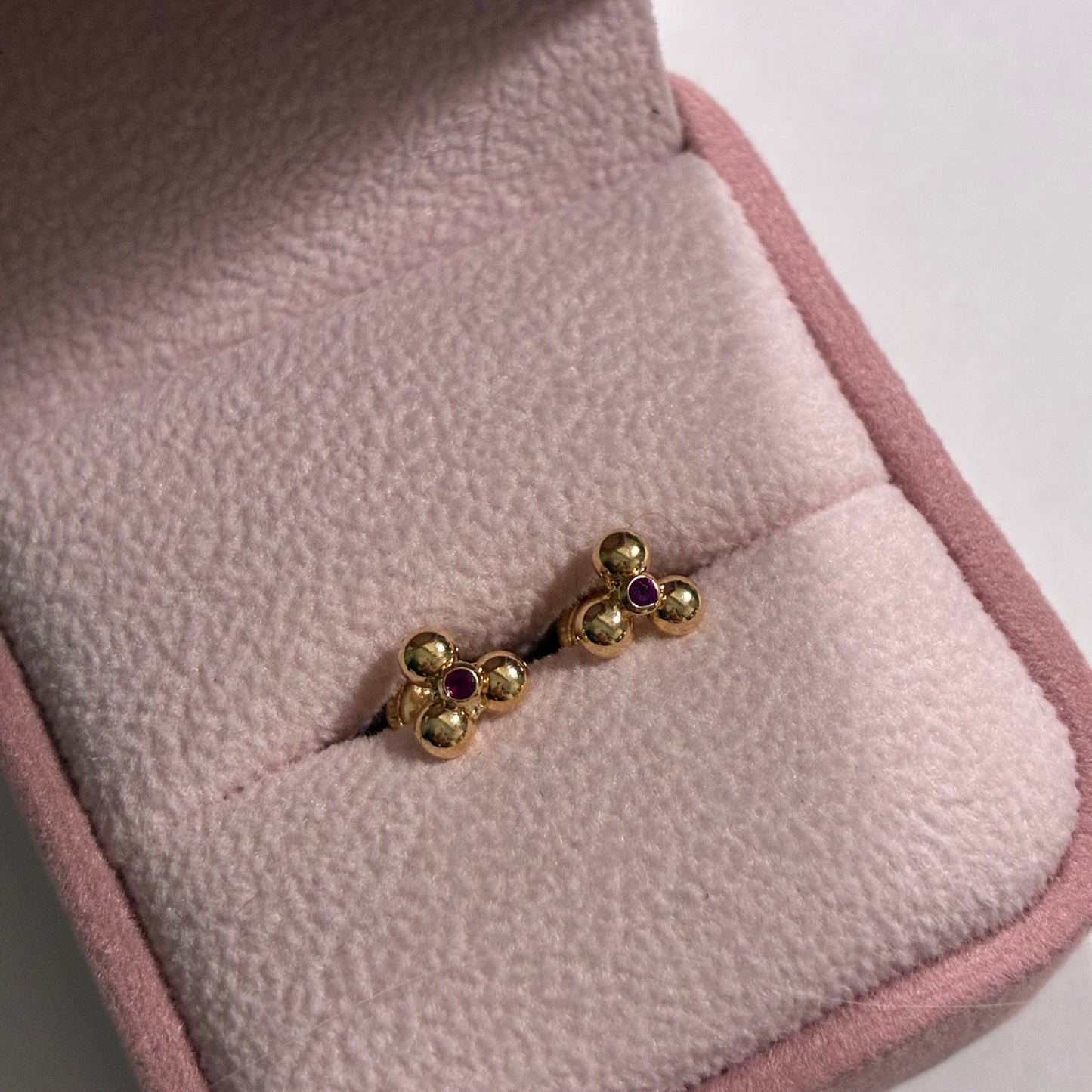18K YELLOW GOLD RED ZIRCON FLOWER DOTS - 0.73GR