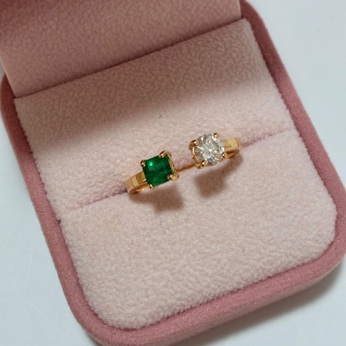 ANILLO SOLITARIO MOISSANITA BLANCA 5MM 0,46QTS + ESMERALDA NATURAL  4.3MM 0,46QTS ORO AMARILLO COL 18K TALLA 8 - 2,92GR