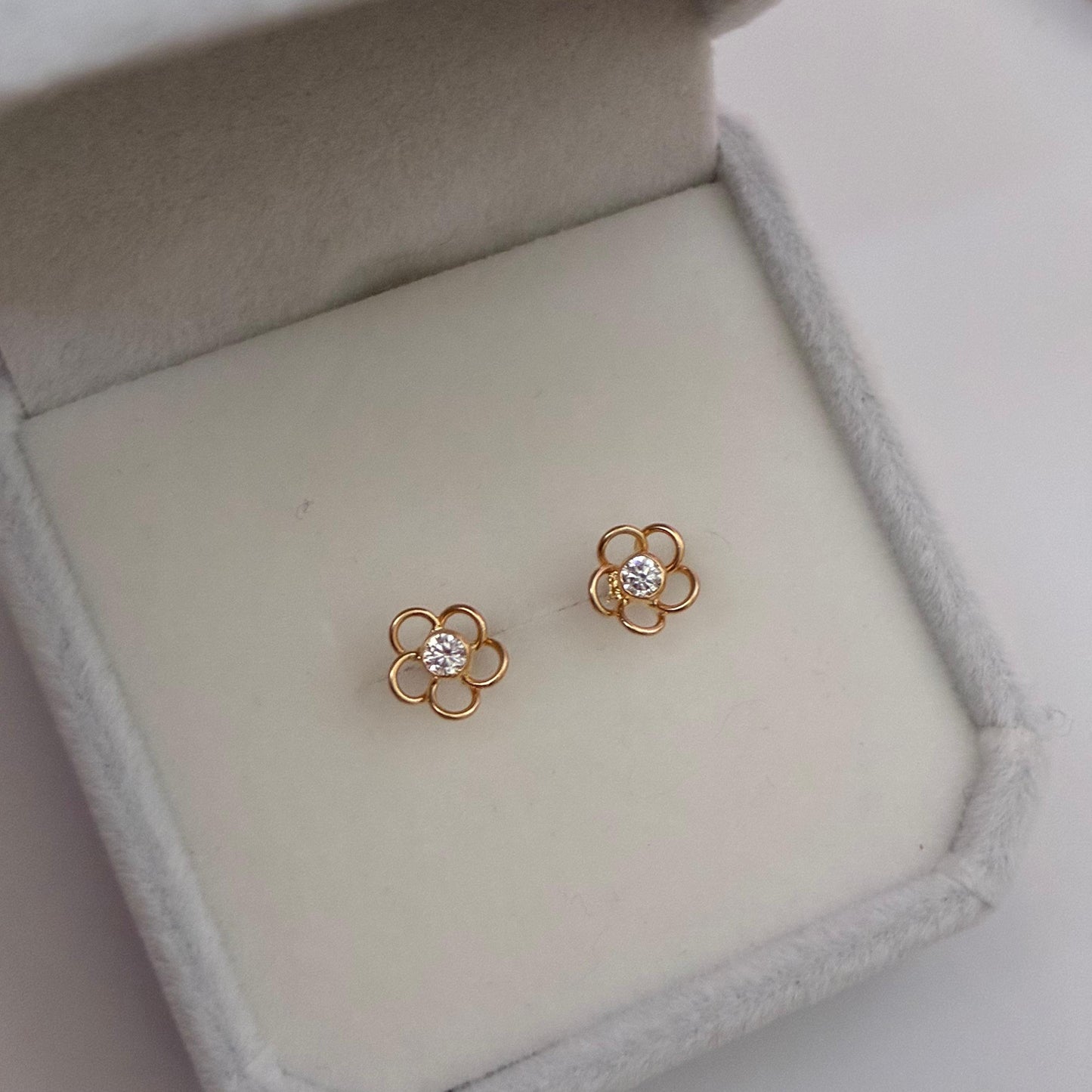 FLOWER SILHOUETTE STONES WHITE STONE YELLOW GOLD COL 18K - 0.81GR