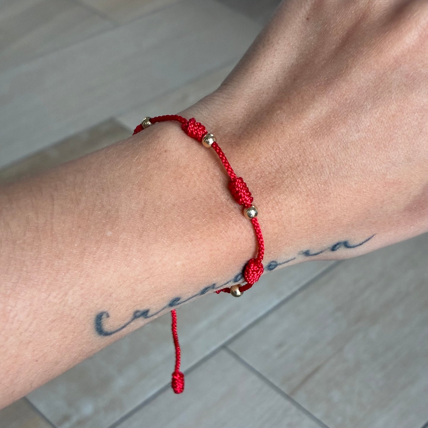 PULSERA HILO ROJO 7 NUDOS 6 BOLAS LISAS 4M ORO AMARILLO 18K - 0,54GR