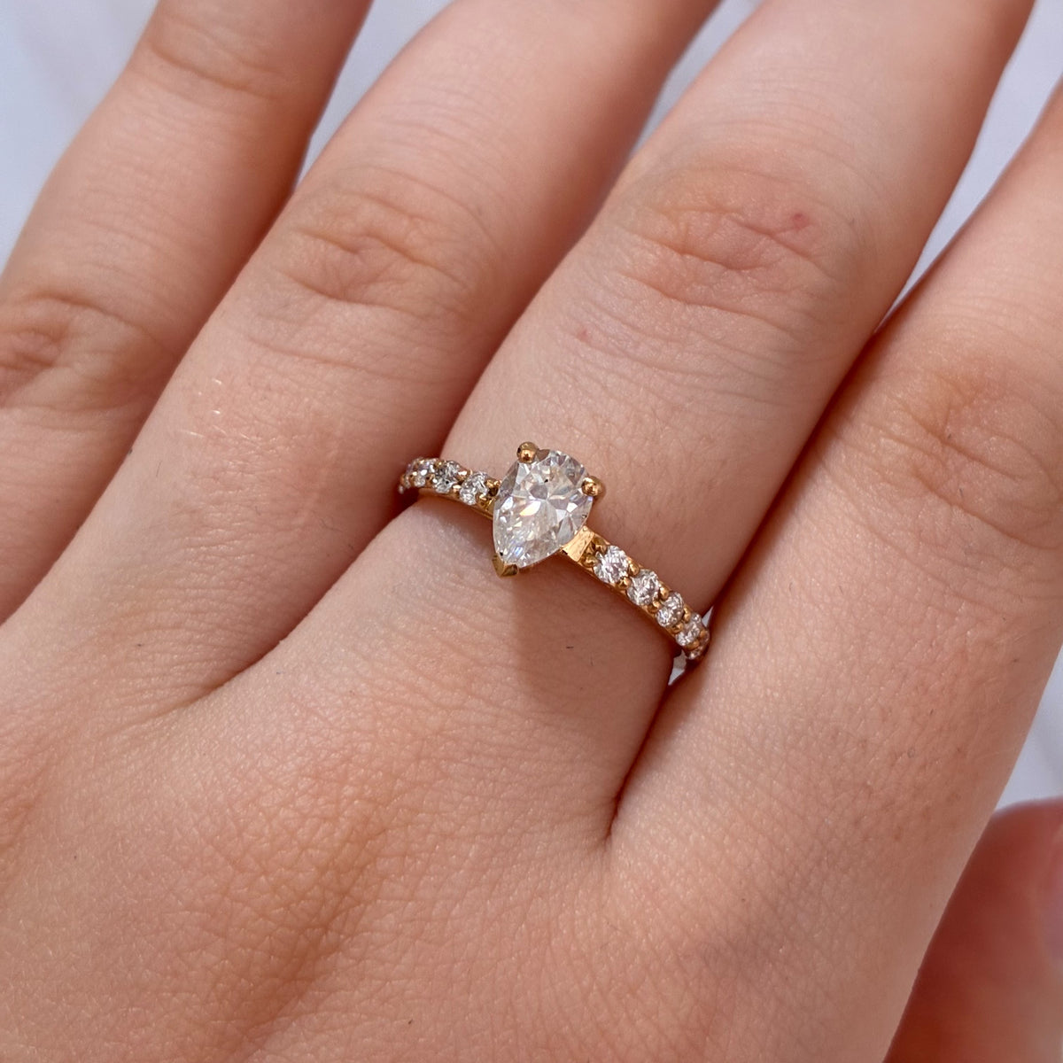 ANILLO SOLITARIO MOISSANITAS BLANCAS GOTA + LATERALES 2MM 1,0QTS ORO AMARILLO COL 18K TALLA 7 - 2,84GR