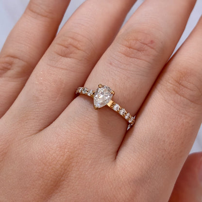 ANILLO SOLITARIO MOISSANITAS BLANCAS GOTA + LATERALES 2MM 1,0QTS ORO AMARILLO COL 18K TALLA 7 - 2,84GR