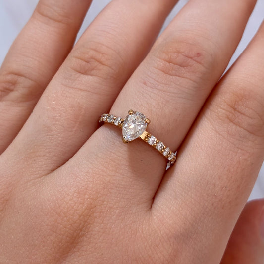 ANILLO SOLITARIO MOISSANITAS BLANCAS GOTA + LATERALES 2MM 1,0QTS ORO AMARILLO COL 18K TALLA 7 - 2,84GR