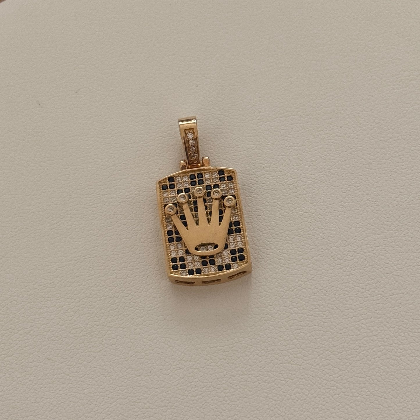 DIJE ESTILO PLACA CORONA LISA Y CIRCONES BLANCOS - NEGROS 2,7CM ORO AMARILLO 18K - 4,71GR