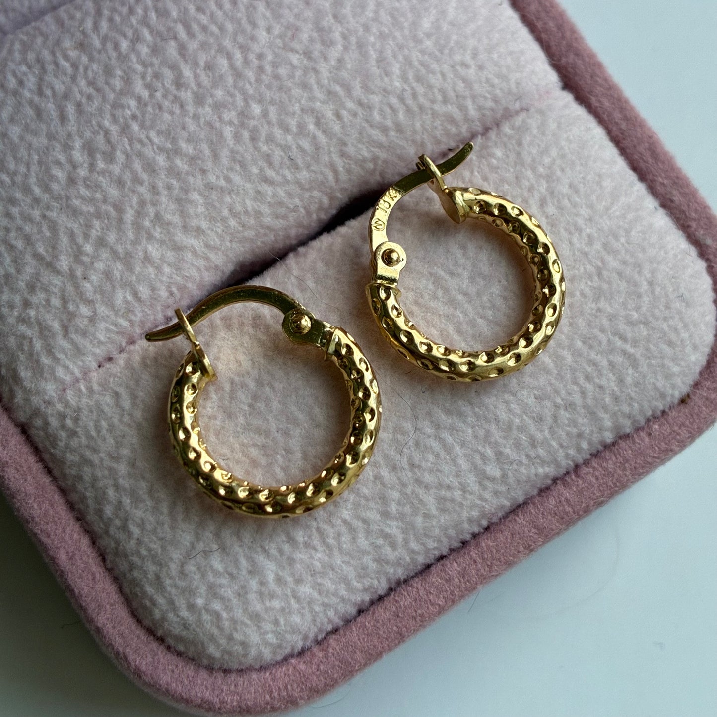 0.9CM YELLOW GOLD 18K STITCHED EARRINGS - 1.0GR