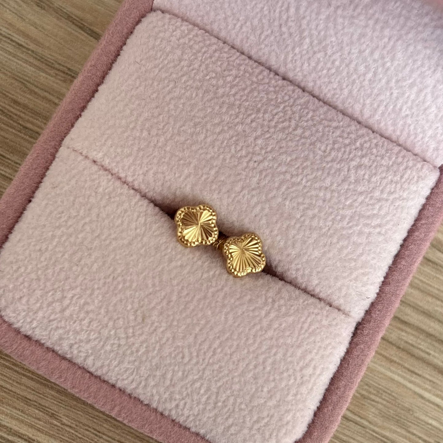 18K Yellow Gold Diamond-Cut and Beaded Clover Stud Earrings - 0.77GR