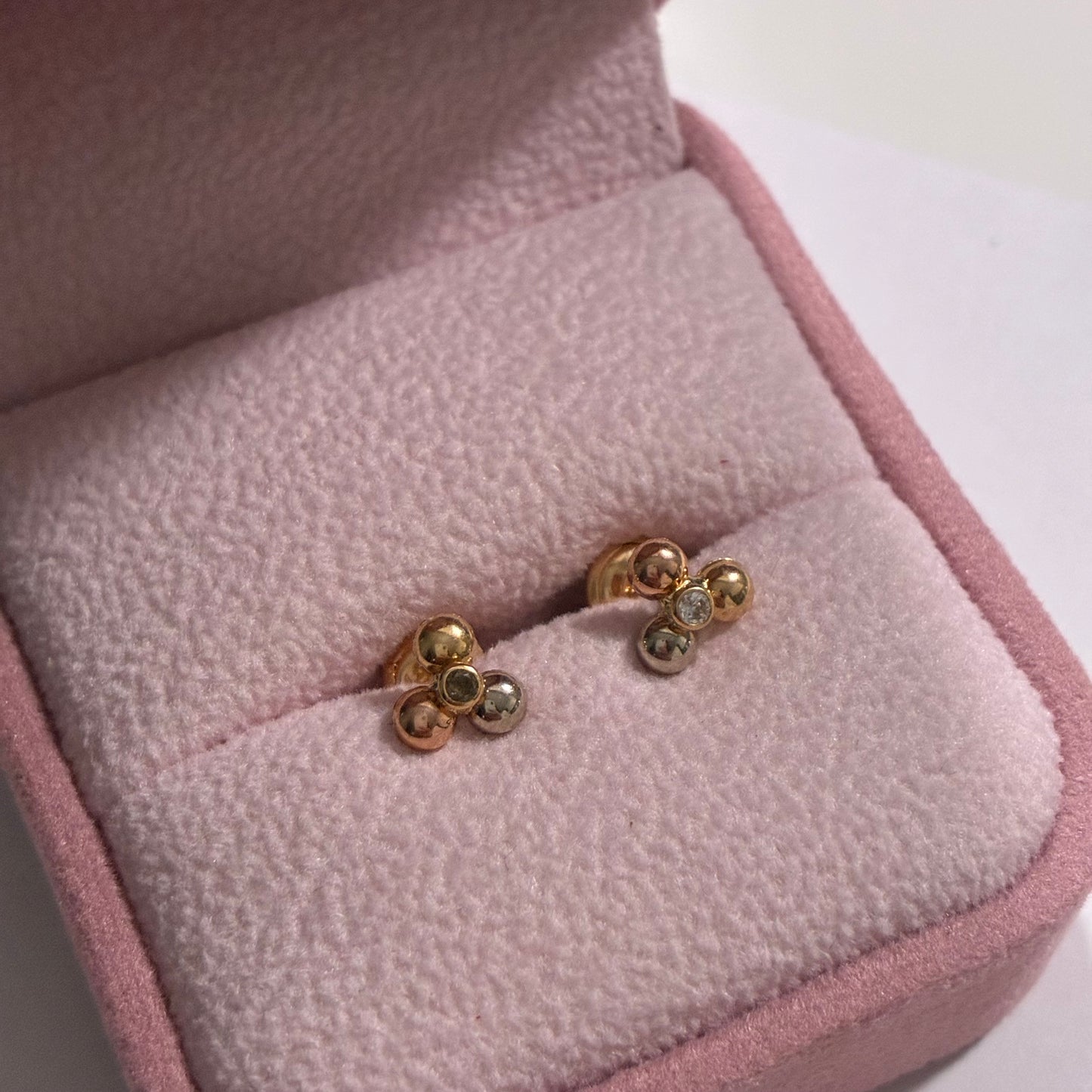 THREE PETAL TOPS WHITE STONE THREE GOLD 18K - 0.7GR