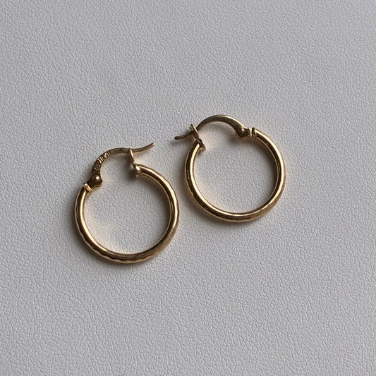 CANDONGAS LISAS CON RELIEVE REDONDAS 1.5CM ORO AMARILLO 18K - 1,12GR