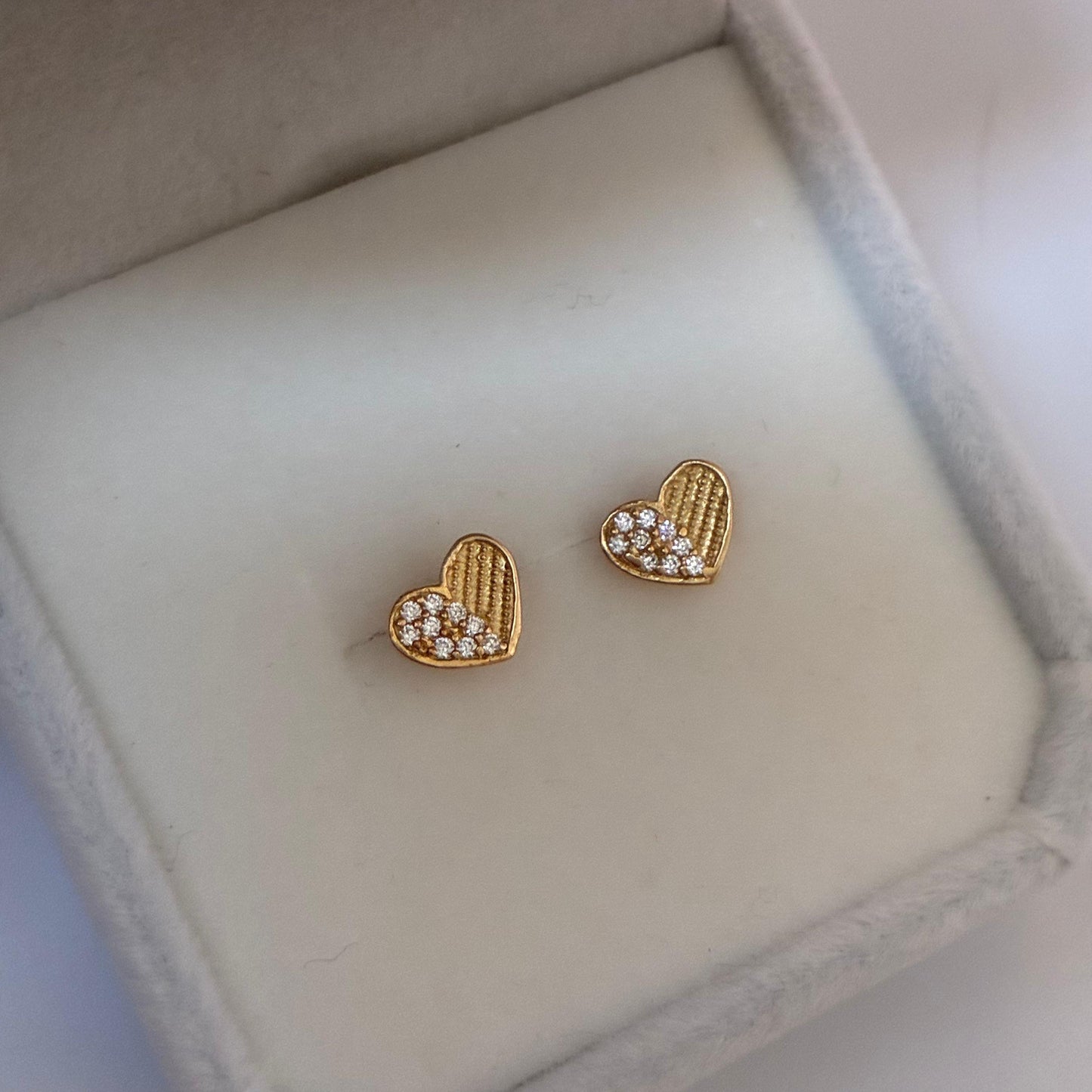 TOPOS CORAZON DIAMANTADOS Y PIEDRAS BLANCAS ORO AMARILLO COL 18K - 0,74GR
