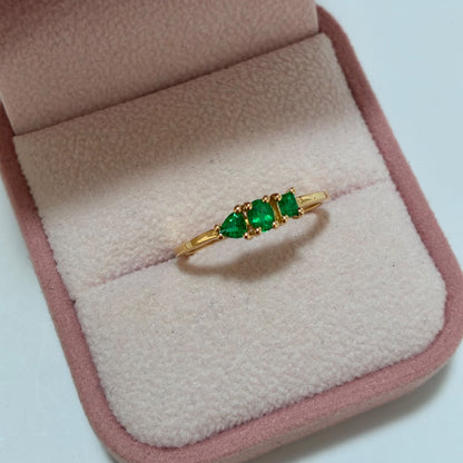 ANILLO SOLITARIO TRES ESMERALDAS NATURALES 0,30QTS ORO AMARILLO COL 18K TALLA 8 - 1,68GR