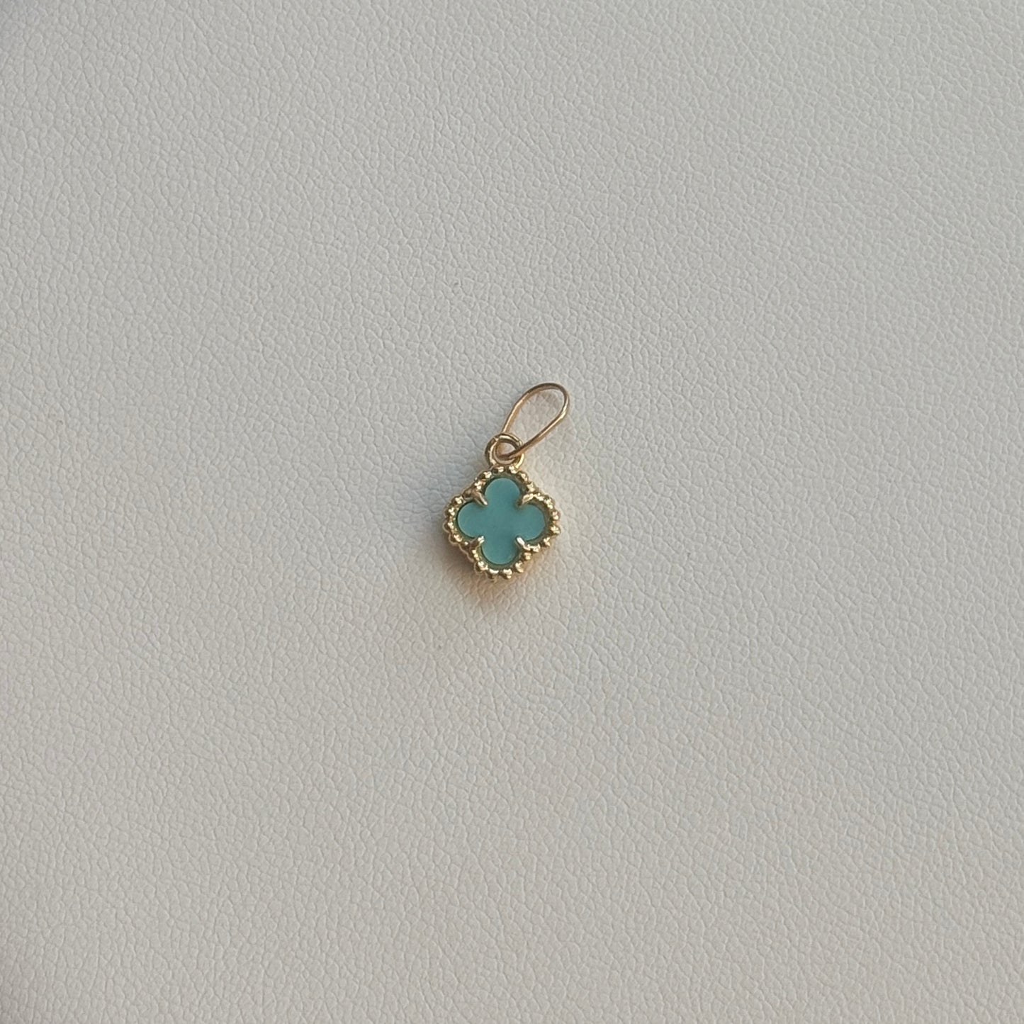 DIJE TREBOL AZUL CELESTE 1.5CM ORO AMARILLO 18K - 0,8GR