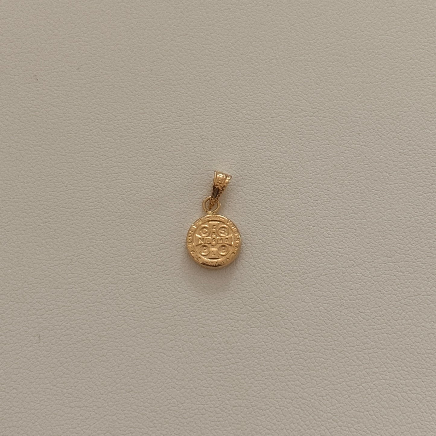 DIJE SAN BENITO 1,5CM ORO AMARILLO 18K - 0,38GR