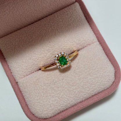 ANILLO SOLITARIO MILA PIEDRAS BLANCAS + ESMERALDA NATURAL 4MM X 3.2MM 0,22QTS ORO AMARILLO COL 18K TALLA 7 - 2,36GR