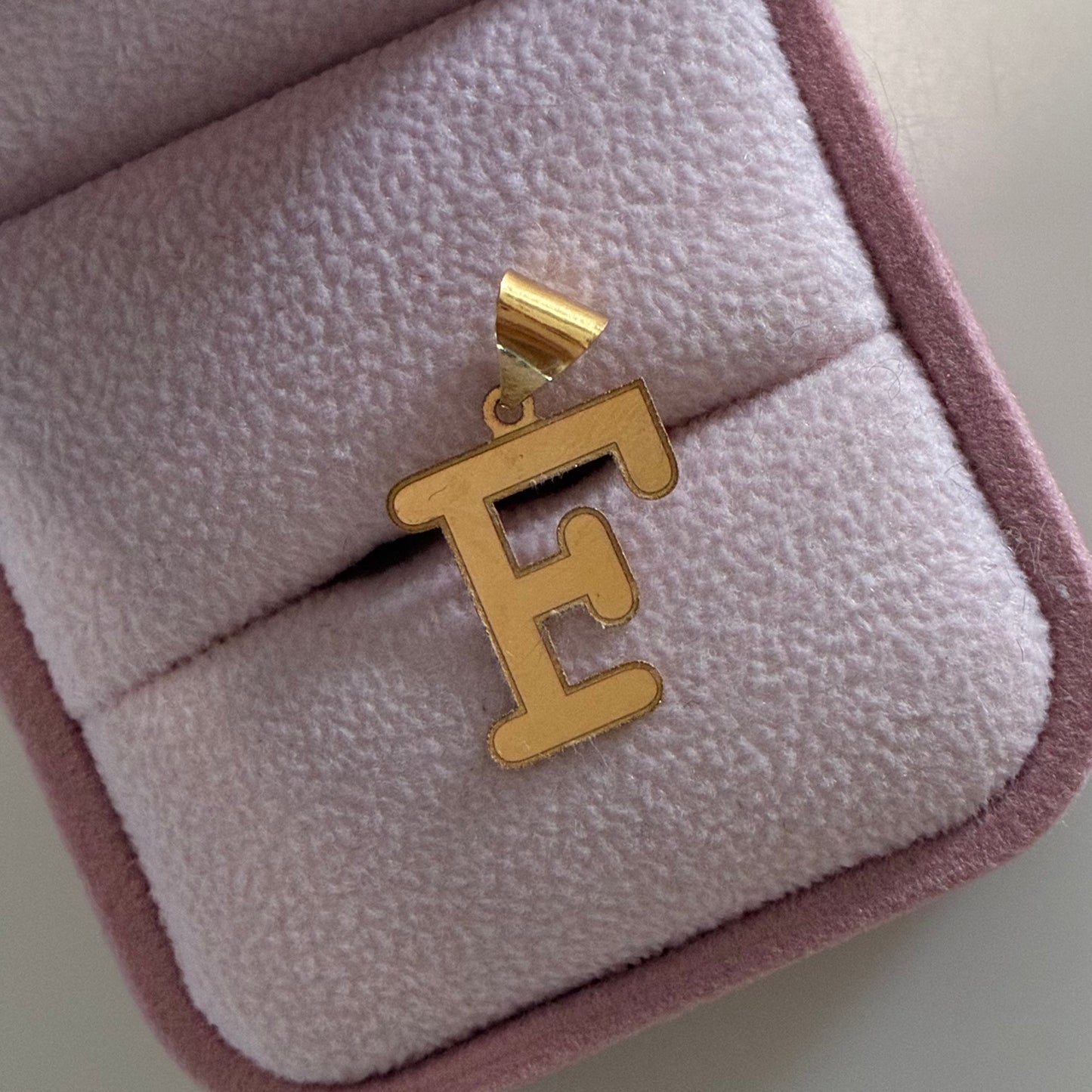 LETTER F SILHOUETTE CHARM 2.2CM 18K YELLOW GOLD - 0.37GR