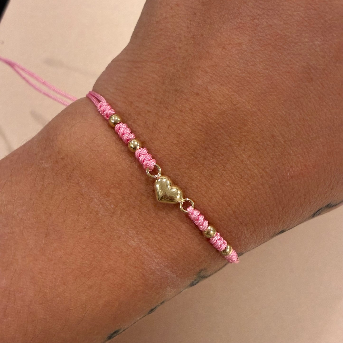 PINK THREAD BRACELET HEART CHARM + 4 SMOOTH 3MM BEADS 18K YELLOW GOLD - 0.5GR
