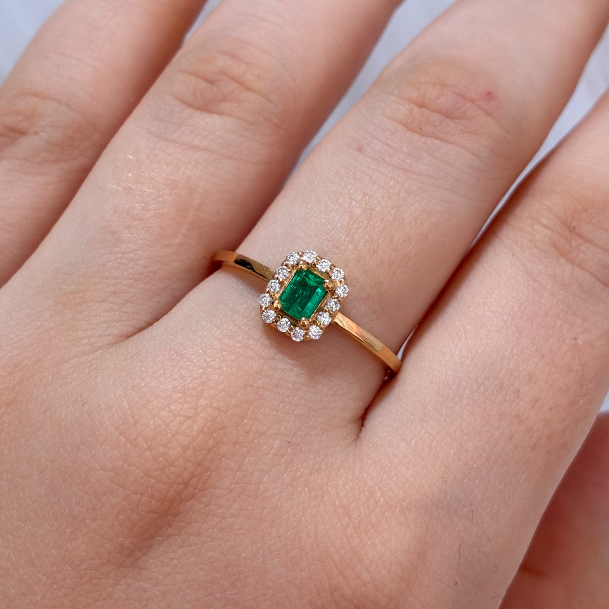 ANILLO SOLITARIO MILA PIEDRAS BLANCAS + ESMERALDA NATURAL 4.4MM X 3.2MM 0,31QTS ORO AMARILLO COL 18K TALLA 9 - 2,26GR