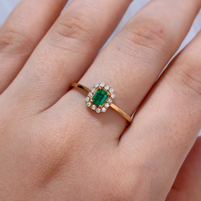 ANILLO SOLITARIO MILA PIEDRAS BLANCAS + ESMERALDA NATURAL 4.4MM X 3.2MM 0,31QTS ORO AMARILLO COL 18K TALLA 9 - 2,26GR