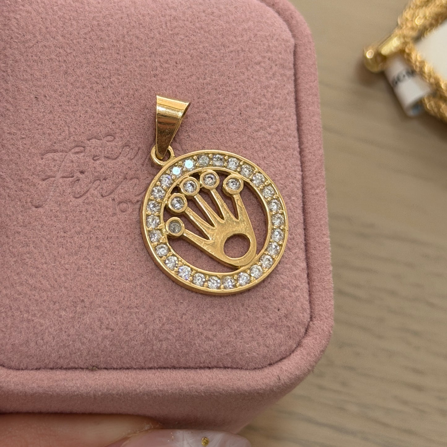 DIJE CORONA PIEDRAS BLANCAS MEDALLA 3CM ORO AMARILLO 18K - 3,51GR