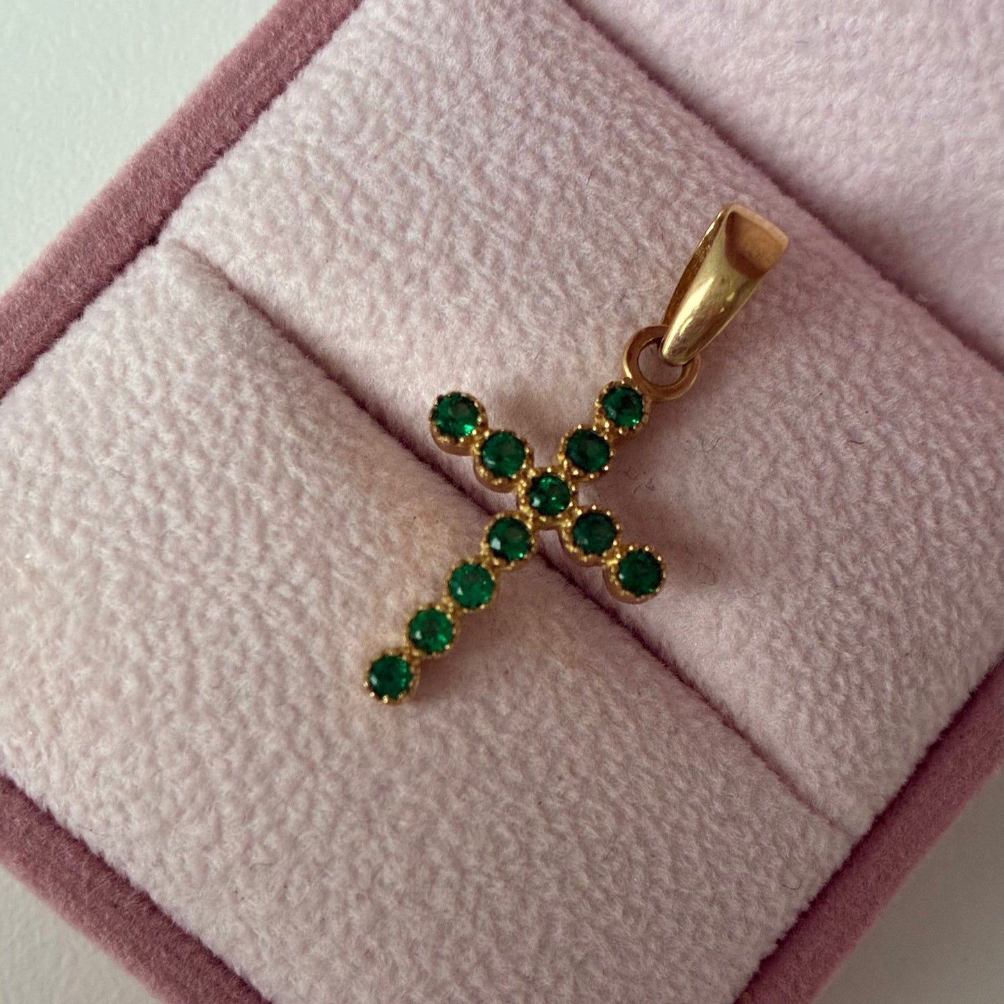 ROUND CROSS PENDANT GREEN STONES 2.9CM 18K YELLOW GOLD NECKLACE - 1.63GR