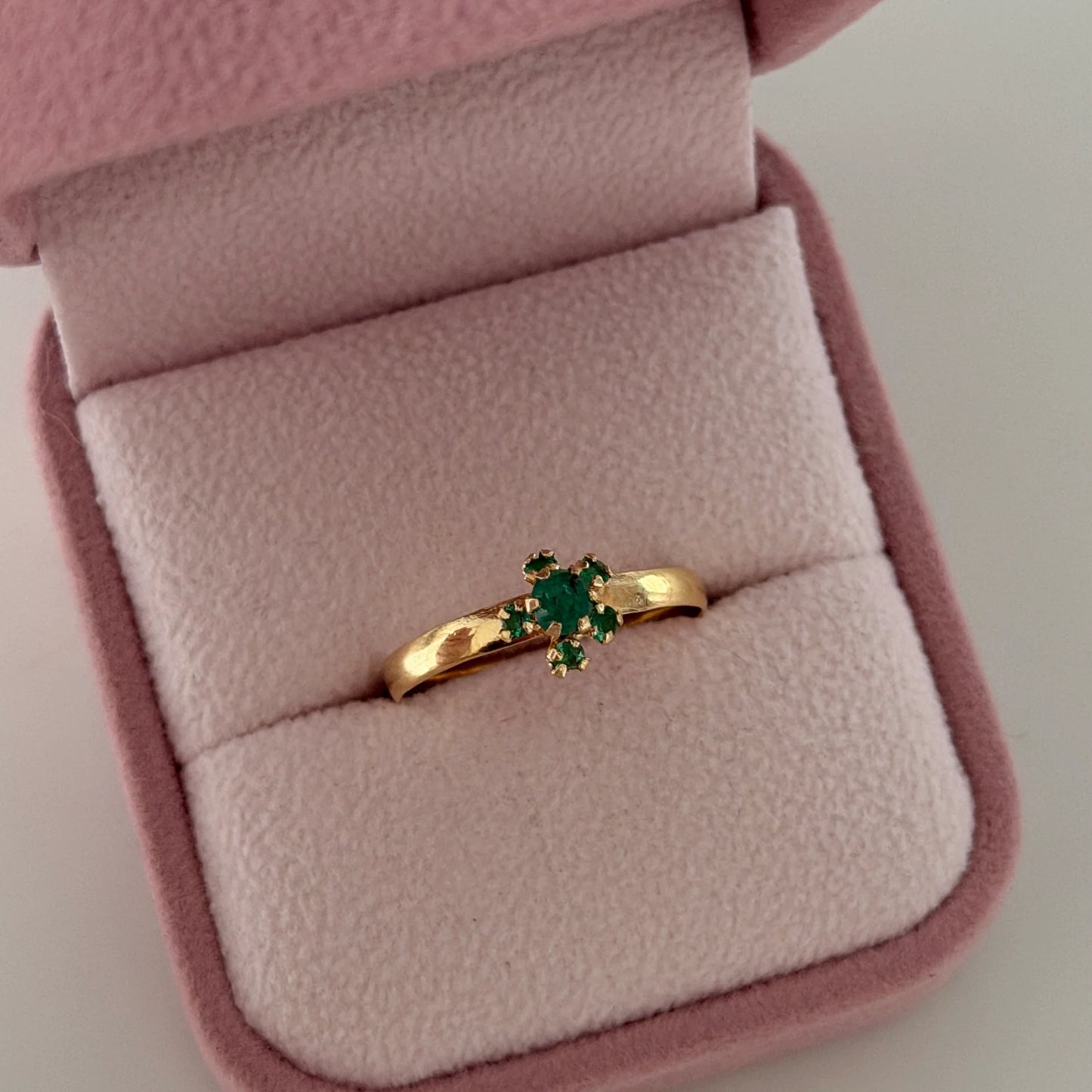 EMERALD FLOWER RING 3MM + 5 EMERALDS 2MM 18K YELLOW GOLD SIZE 8.5 - 1.11GR